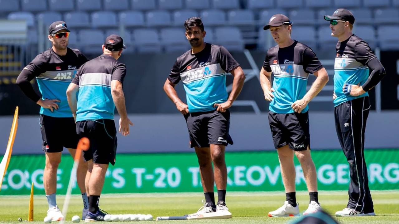 Gary Stead talks to some of the New Zealand players the day before the game, Auckland, December 17, 2020
