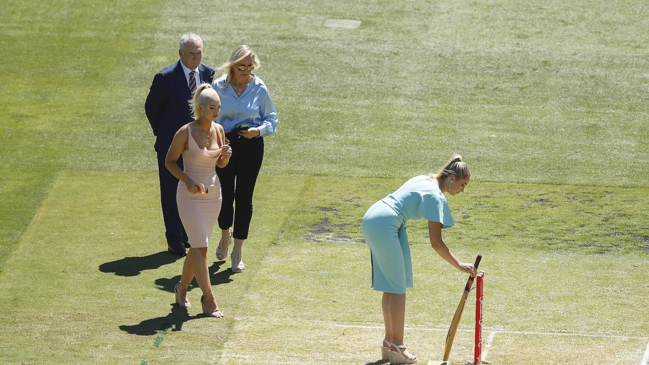 Dean Jones' daughter places his bat at the stumps during the tea break, Australia vs India, 2nd Test, Melbourne, 1st day, December 26, 2020