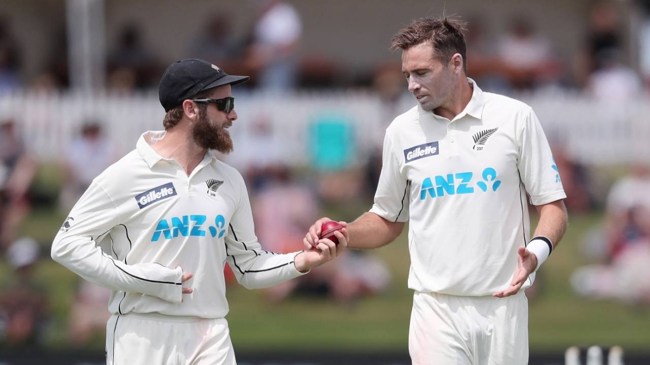 Kane Williamson hands the ball to Tim Southee, New Zealand vs Pakistan, 1st Test, Mount Maunganui, 4th day, December 28, 2020