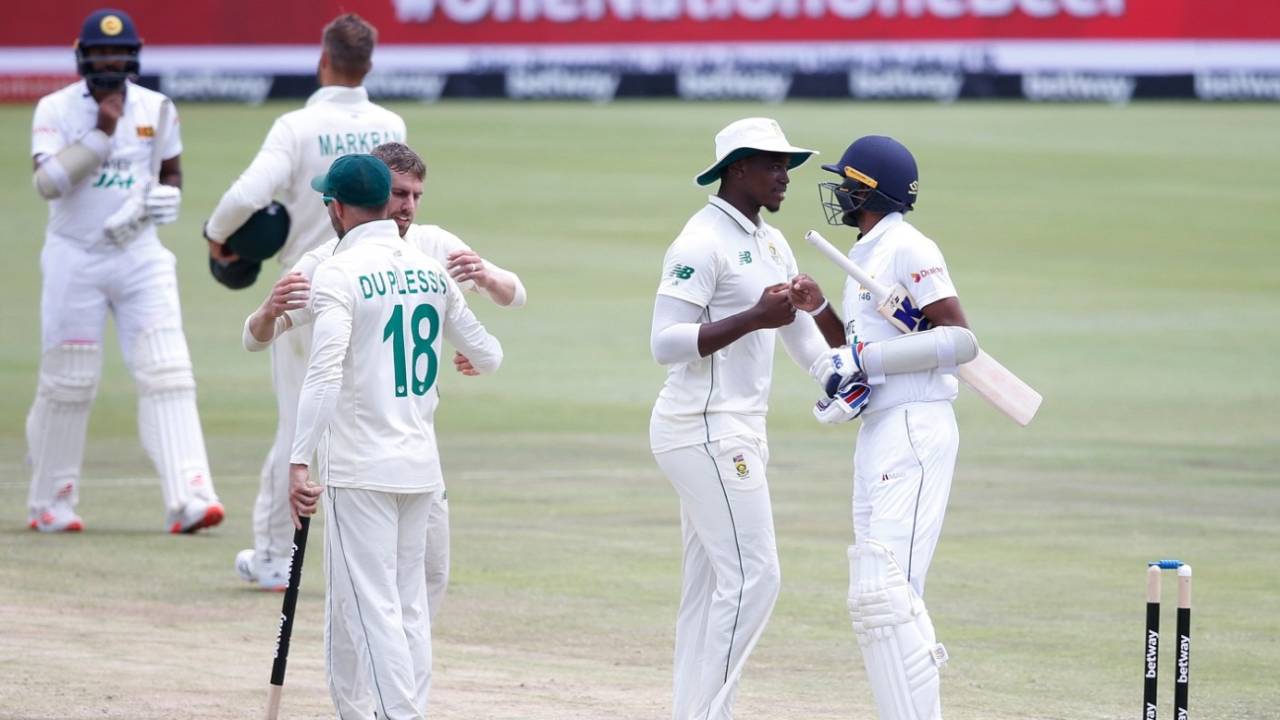 Faf du Plessis grabs a stump as South Africa celebrate their win, South Africa vs Sri Lanka, 1st Test, Centurion, 4th day, December 29, 2020