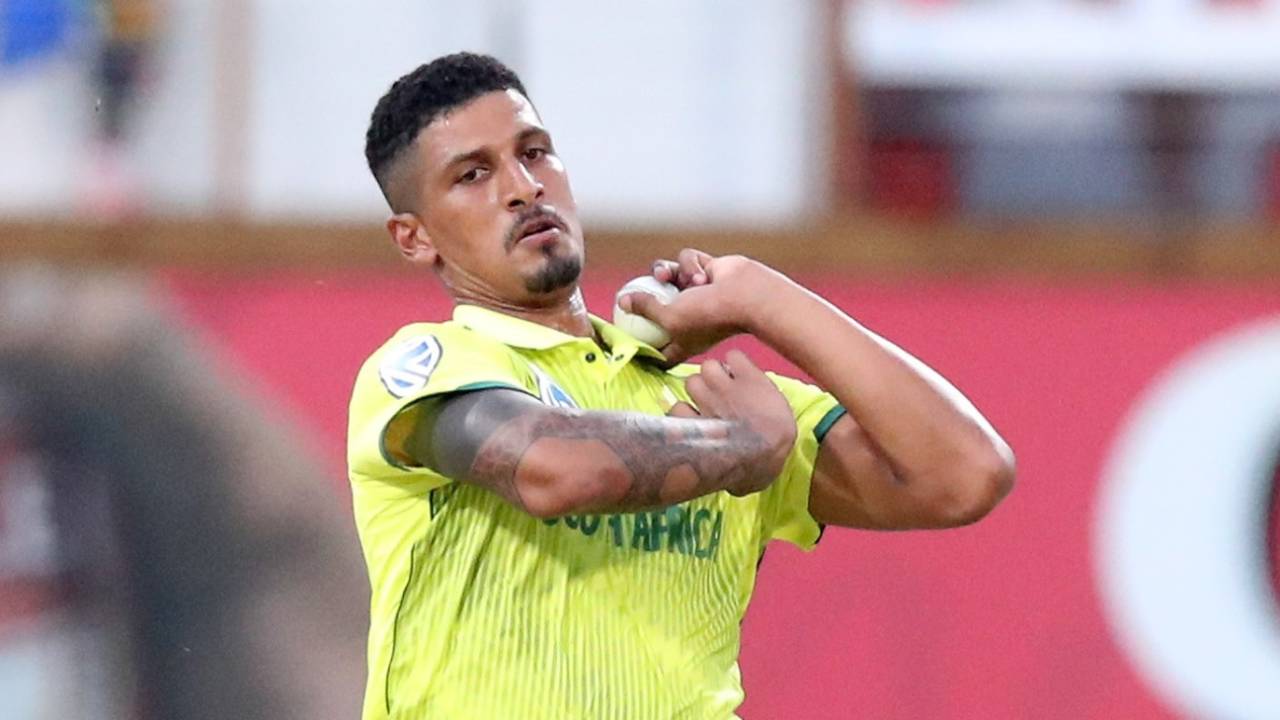 Beuran Hendricks in action during the second T20I against England, Durban, February 14, 2020