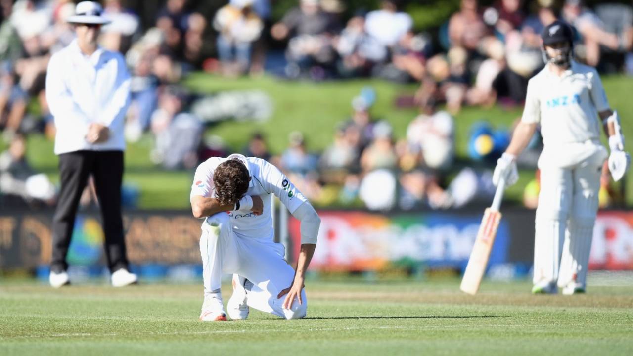 Shaheen Afridi sinks to his knees in disbelief and dejection, as yet another catch is put down&nbsp;&nbsp;&bull;&nbsp;&nbsp;Getty Images