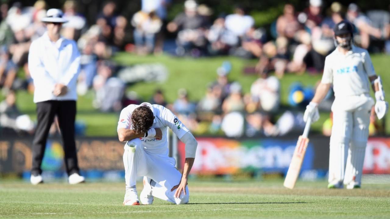 Shaheen Afridi sinks to his knees as another chance goes down&nbsp;&nbsp;&bull;&nbsp;&nbsp;Getty Images