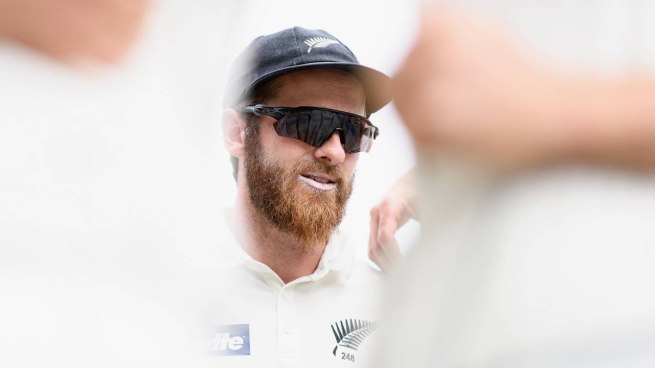 Kane Williamson speaks to his team-mates prior to play on the fourth day, New Zealand vs Pakistan, 2nd Test, Christchurch, 4th day, January 6, 2021