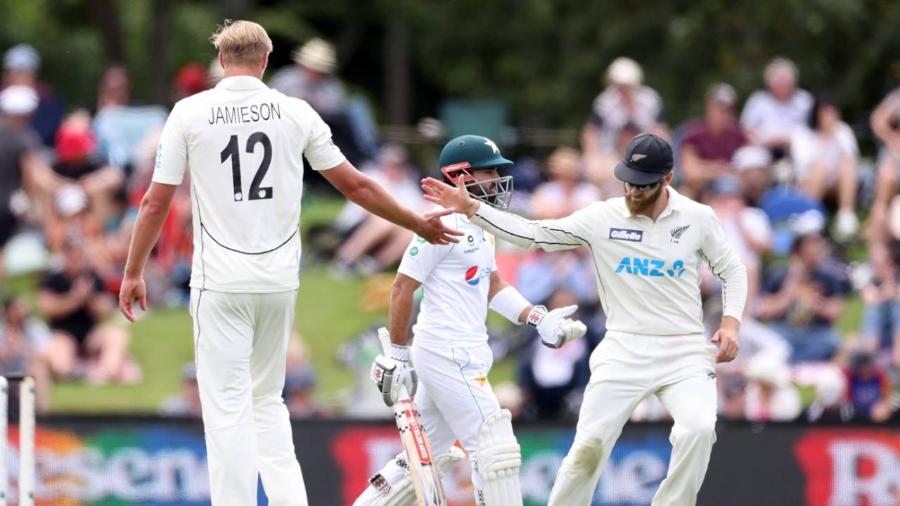 Kyle Jamieson gets a five from Kane Williamson, New Zealand vs Pakistan, 2nd Test, Christchurch, 1st day, January 3, 2021
