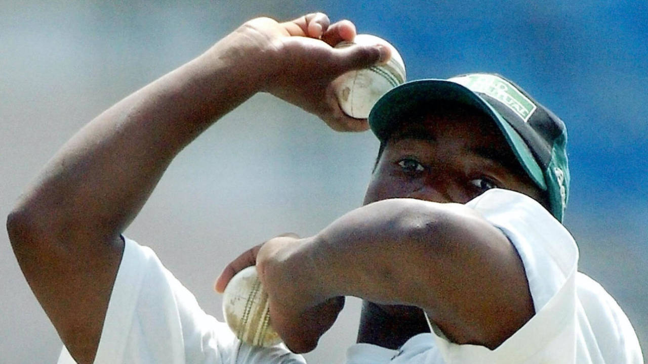 Tatenda Taibu throws the ball during a practice session, Zimbabwe tour of Pakistan, Multan cricket stadium, September 29, 2004