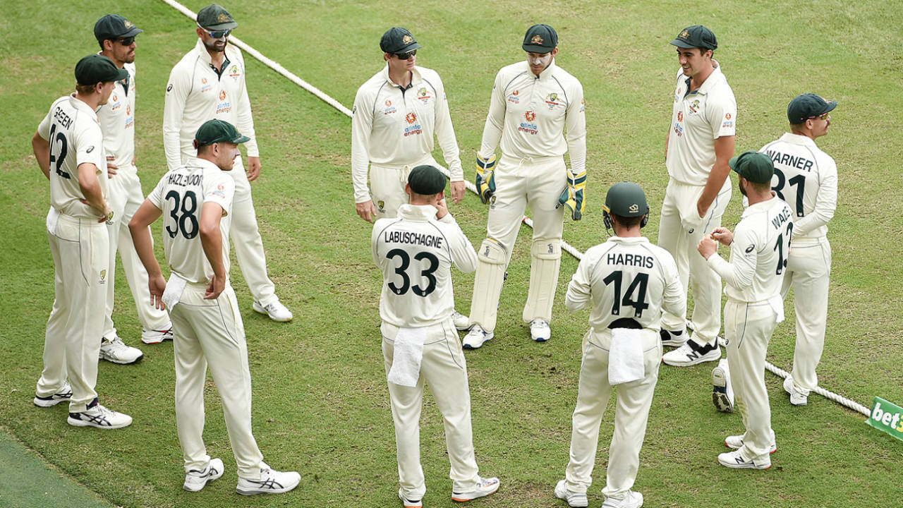 Tim Paine addresses Australia's huddle before the start of day five, Australia vs India, 4th Test, Brisbane, 5th day, January 19, 2021