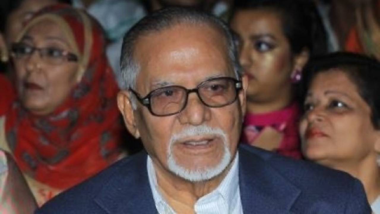 Raisuddin Ahmed with his lifetime achievement award at the 2017 Prothom Alo Sports Awards