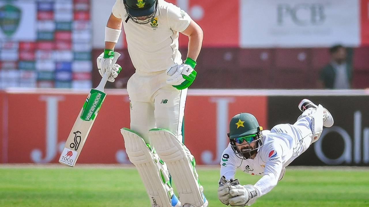 Mohammad Rizwan takes a diving catch to send Dean Elgar back, Pakistan vs South Africa, 1st Test, Karachi, day 3, January 28, 2021