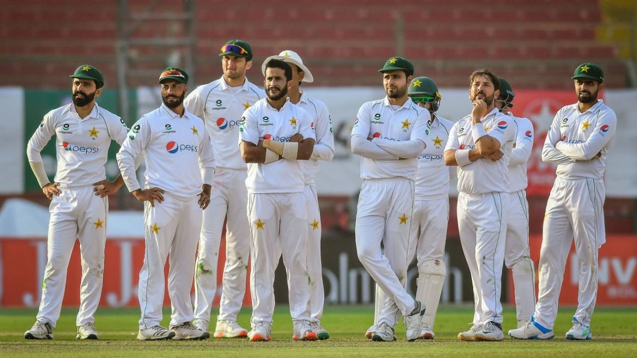 The Pakistan players wait for a decision, Pakistan vs South Africa, 1st Test, Karachi, day 3, January 28, 2021