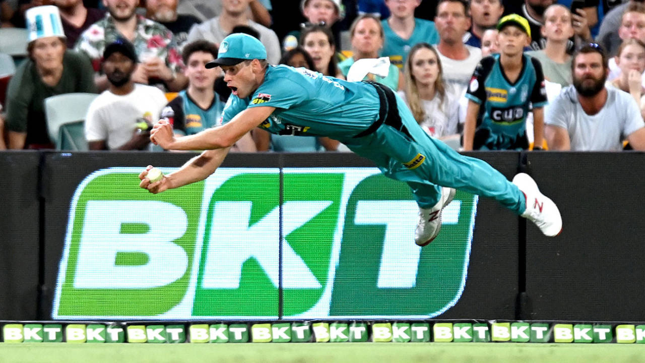 Ben Laughlin takes a spectacular catch, Brisbane Heat vs Adelaide Strikers, BBL, Gabba, January 29, 2021