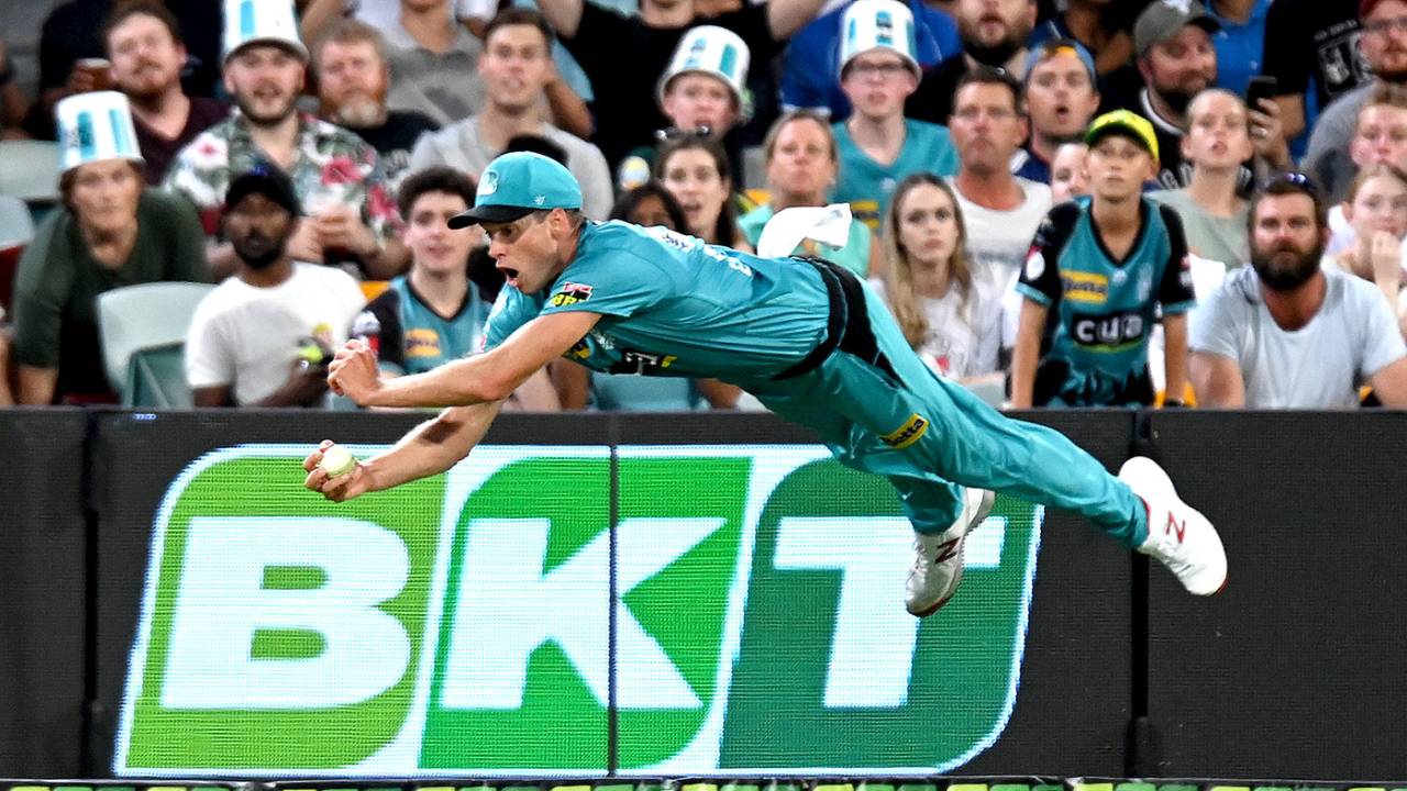 Ben Laughlin takes a spectacular catch, Brisbane Heat vs Adelaide Strikers, BBL, Gabba, January 29, 2021