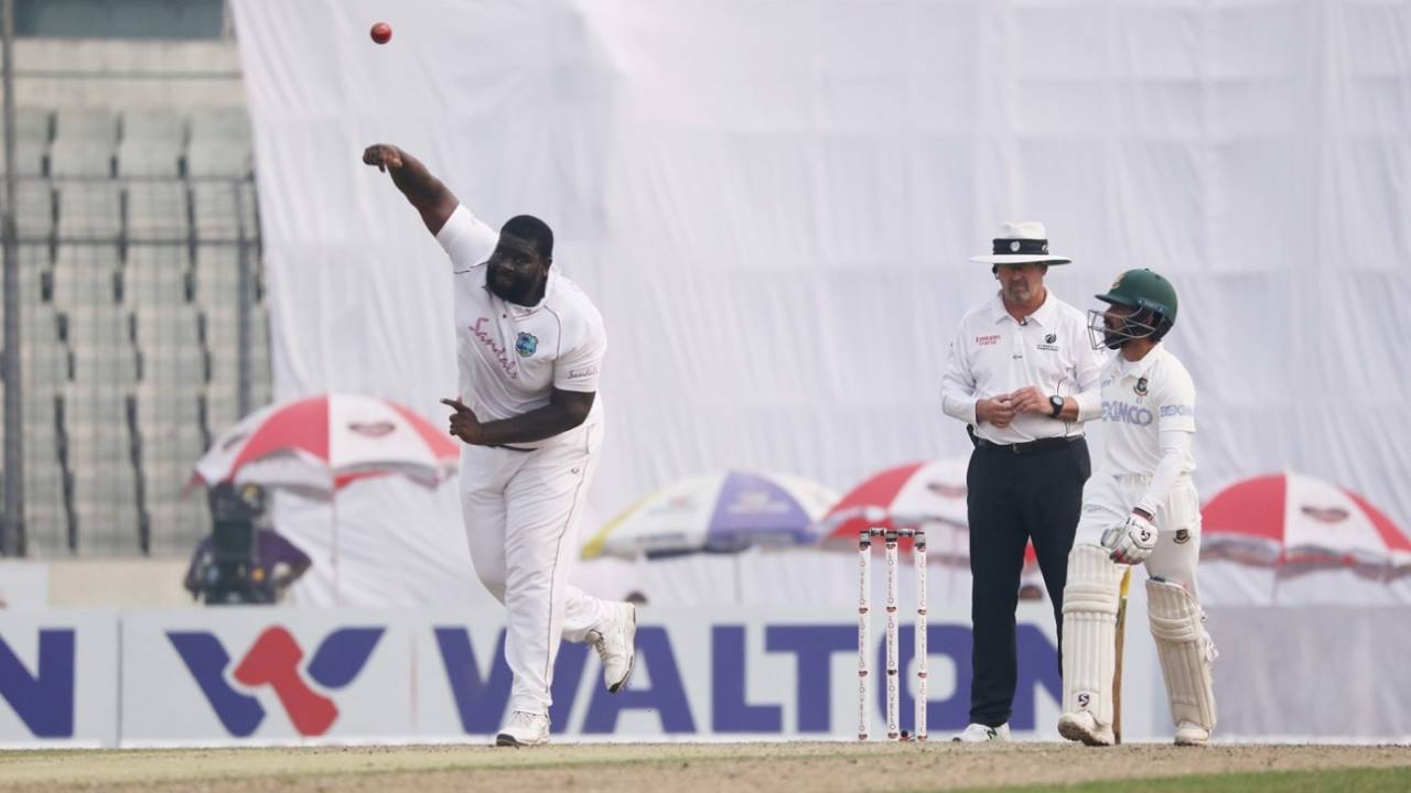 Rahkeem Cornwall tosses one up as Mominul Haque looks on, Bangladesh vs West Indies, 2nd Test, Dhaka, 2nd day, February 12, 2021