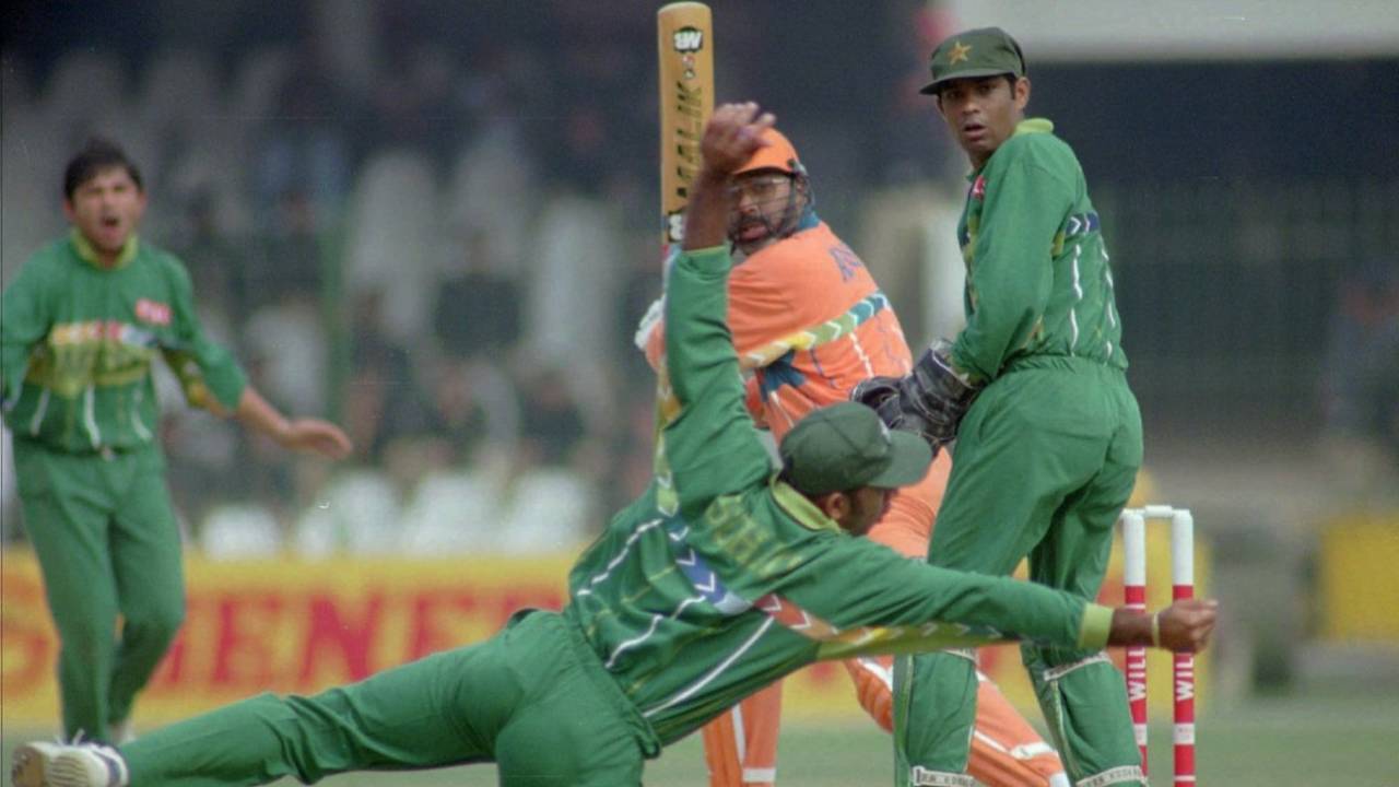 Amir Sohail drops Netherlands' highest scorer Flavian Aponso's catch, Netherlands vs Pakistan, 1996 World Cup, Qaddafi Stadium, Lahore, February 26, 1996