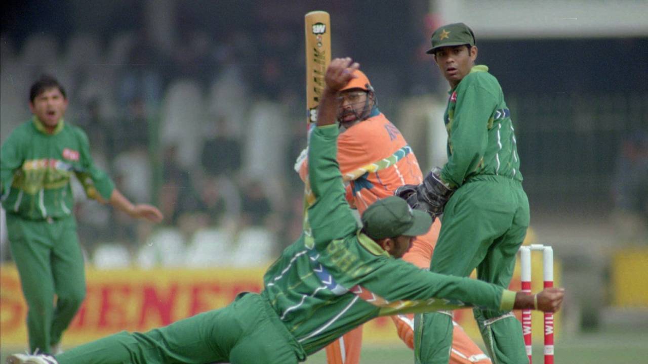 Amir Sohail drops Netherlands' highest scorer Flavian Aponso's catch, Netherlands vs Pakistan, 1996 World Cup, Qaddafi Stadium, Lahore, February 26, 1996