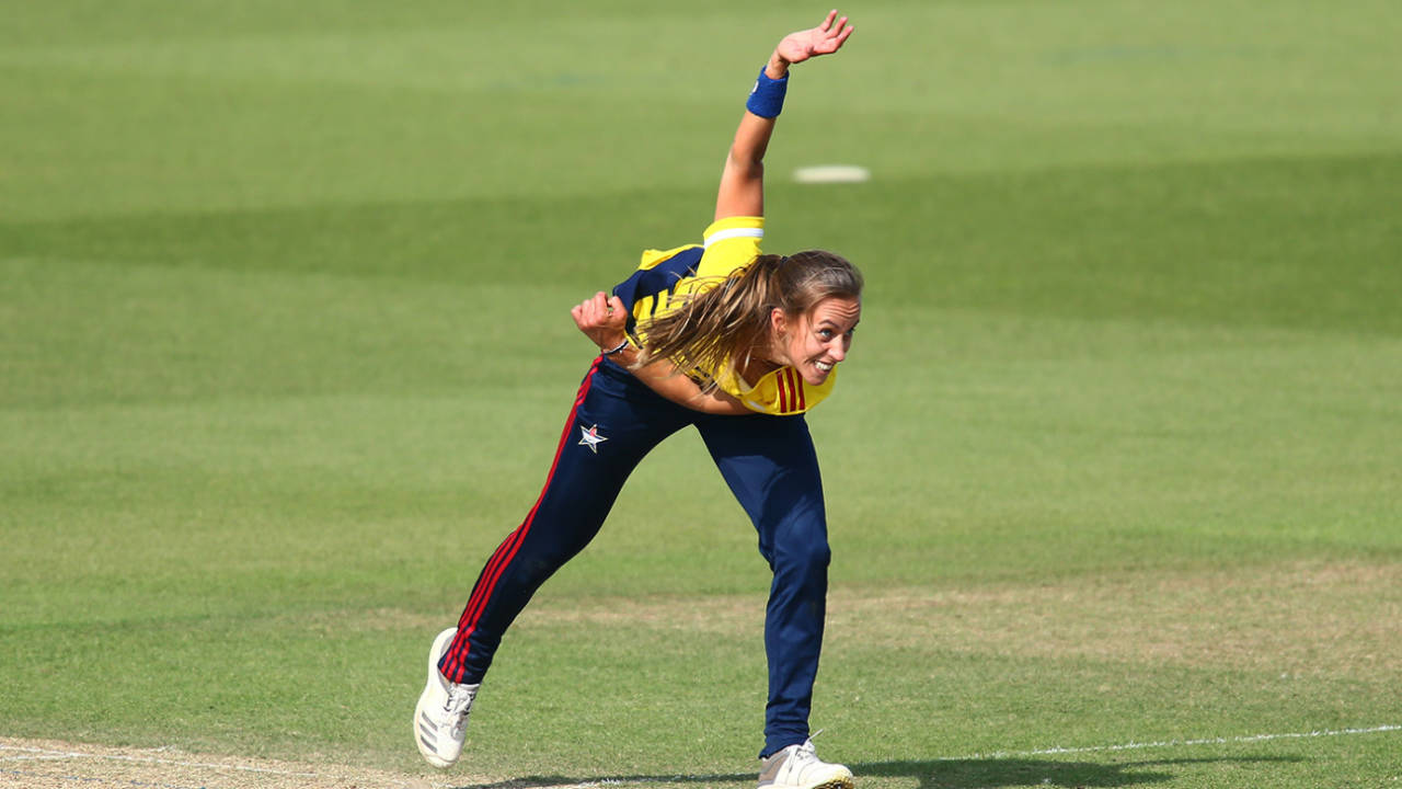 Tash Farrant in her bowling action, South East Stars vs Southern Vipers, Rachael Heyhoe Flint Trophy, The Oval, September 19, 2020