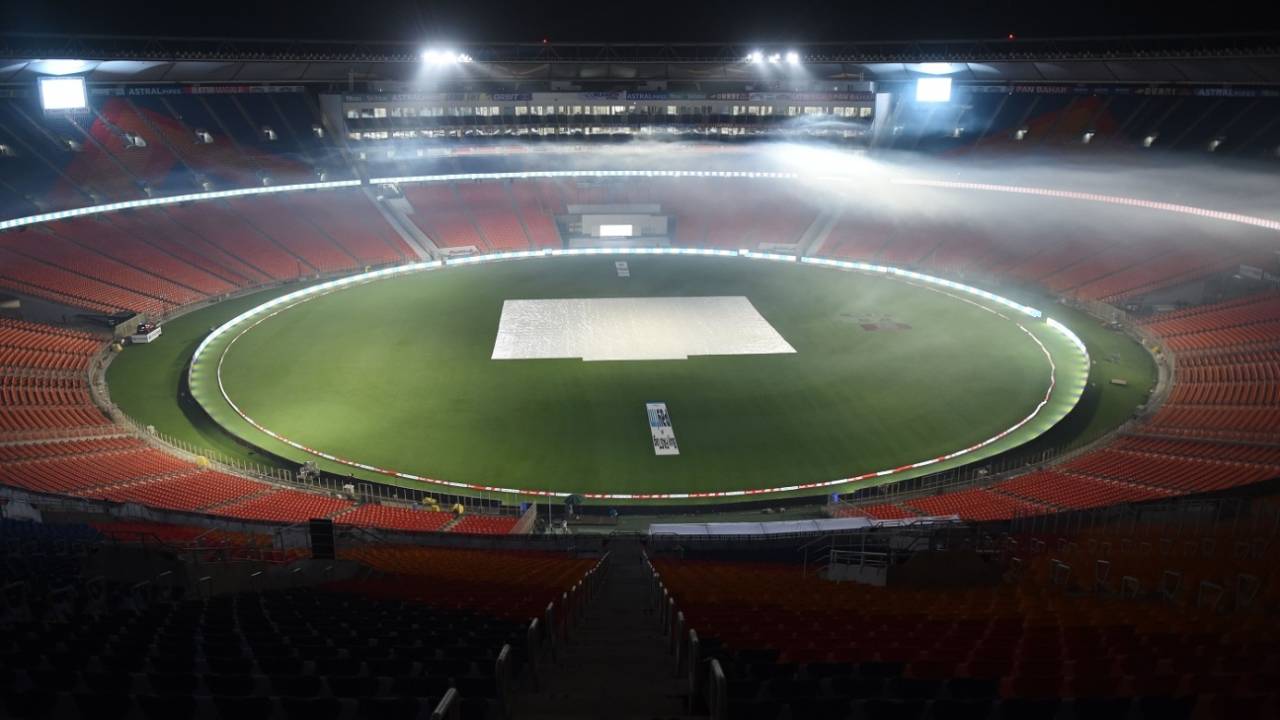 अहमदाबाद का नरेंद्र मोदी स्टेडियम उन 10 मैदानों में शामिल है, जिन्हें बीसीसीआई ने अपने टेंडर में शॉर्टलिस्ट किया है&nbsp;&nbsp;&bull;&nbsp;&nbsp;Sam Panthaky/AFP via Getty Images