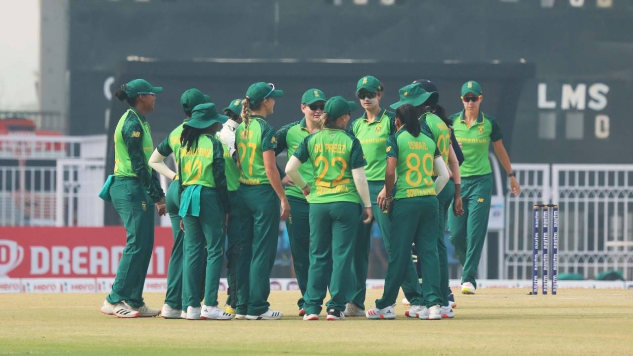 South Africa's stand-in captain Laura Wolvaardt has a chat with her team-mates, India Women vs South Africa Women, 3rd ODI, Lucknow, March 12, 2021