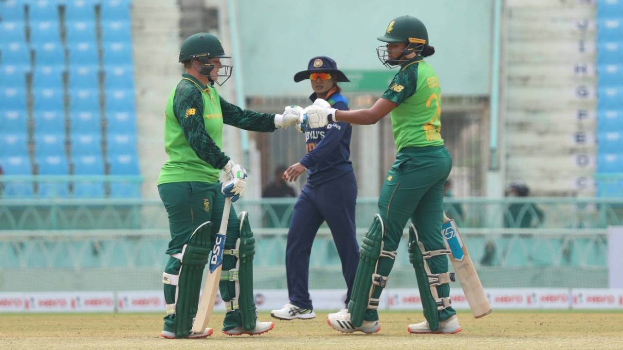 Lizelle Lee and Lara Goodall bump fists, India Women vs South Africa Women, 3rd ODI, Lucknow, March 12, 2021