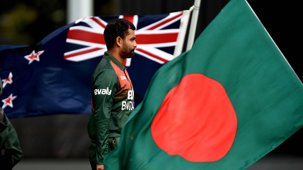 Tamim Iqbal walks onto the field, New Zealand vs Bangladesh, 1st ODI, Dunedin, March 20, 2021