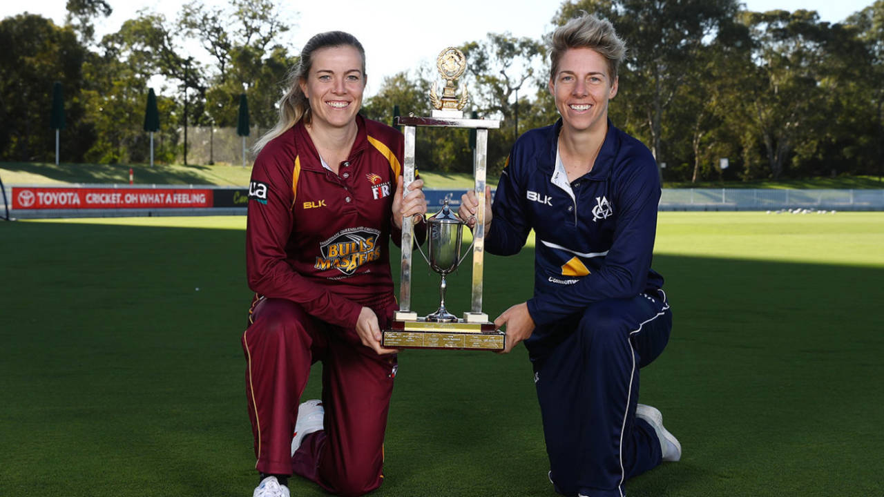 Who will claim this in the WNCL? Georgia Redmayne and Elyse Villani with the Ruth Preddey Cup, Melbourne, March 26, 2021