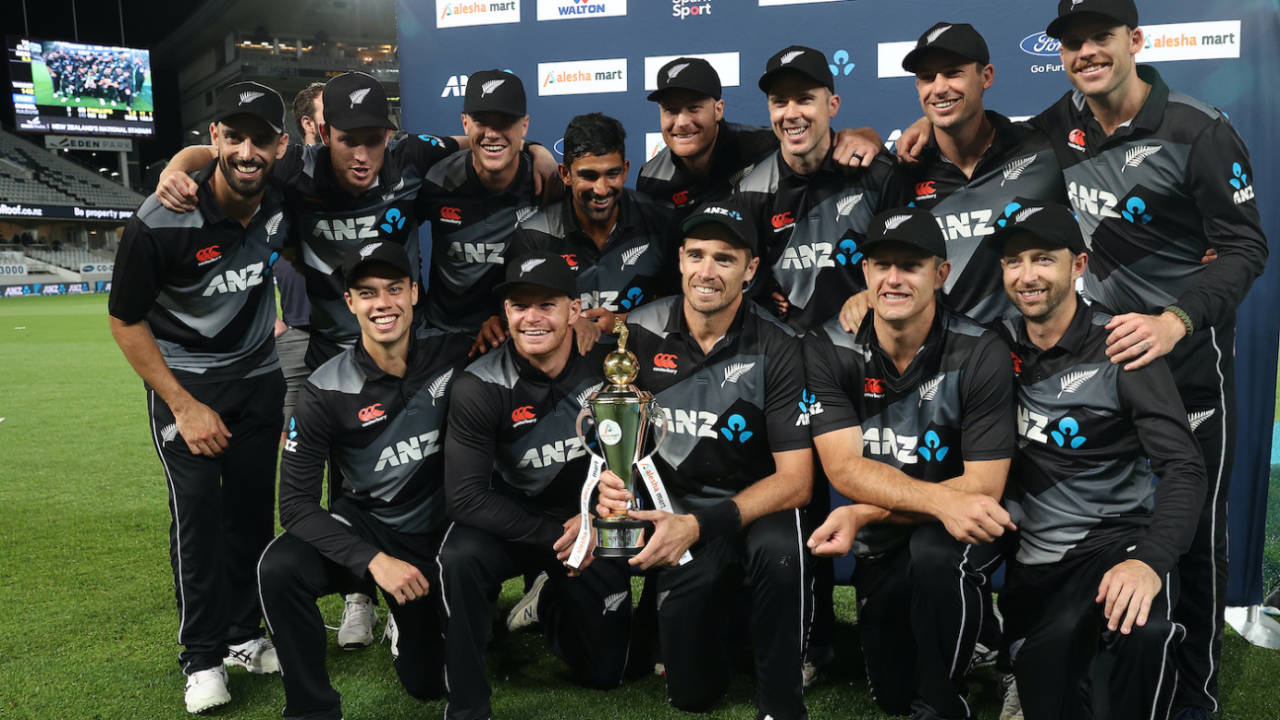 Tim Southee poses with the trophy and his team-mates, New Zealand vs Bangladesh, 3rd T20I, Auckland, April 1, 2021
