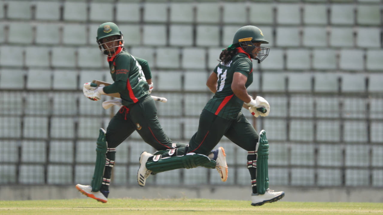 Murshida Khatun and Sharmin Sultana run across for a single, Bangladesh Women Emerging Players vs South Africa Women Emerging Players, 1st match, Sylhet, April 4, 2021