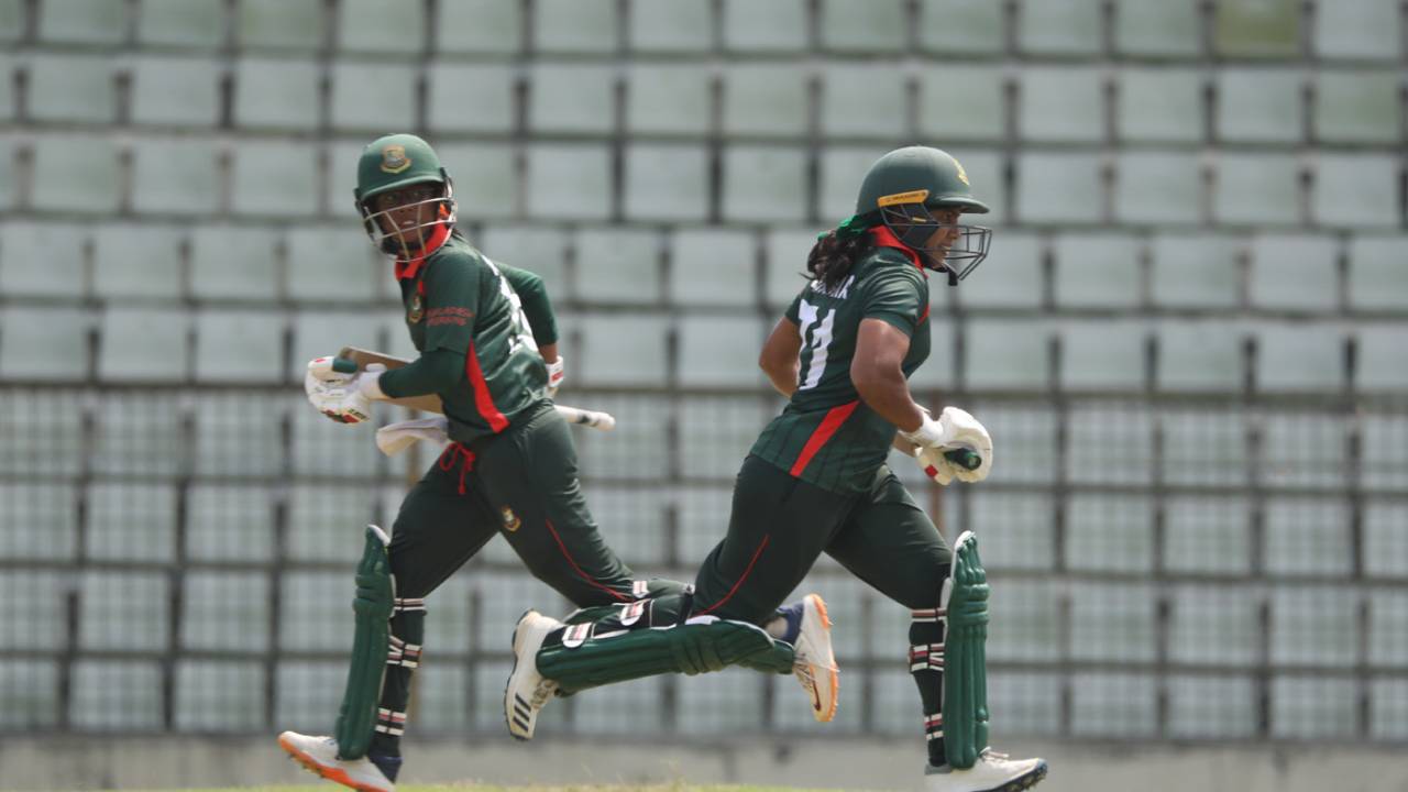 Murshida Khatun and Sharmin Sultana run across for a single, Bangladesh Women Emerging Players vs South Africa Women Emerging Players, 1st match, Sylhet, April 4, 2021
