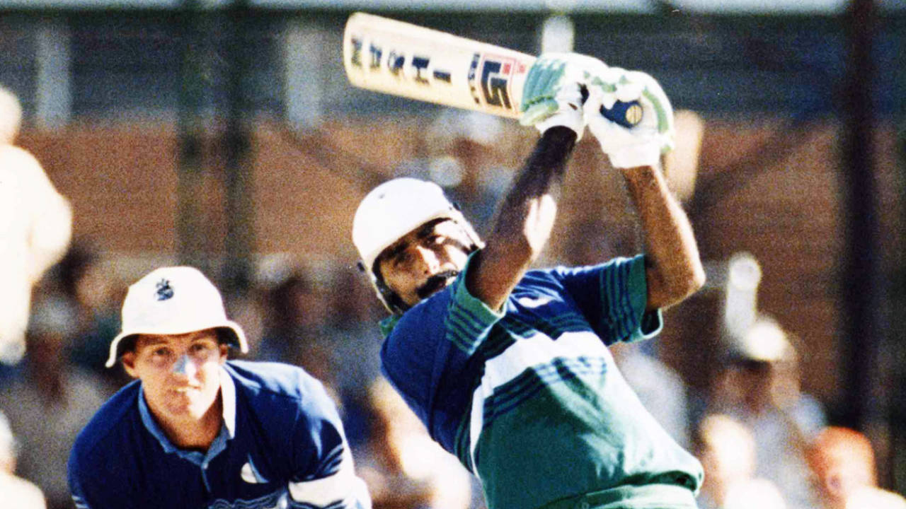 Wicketkeeper Jack Richards watches Javed Miandad make his way to 59 off 65 balls, Pakistan v England, Benson & Hedges Challenge, Perth, January 5, 1987