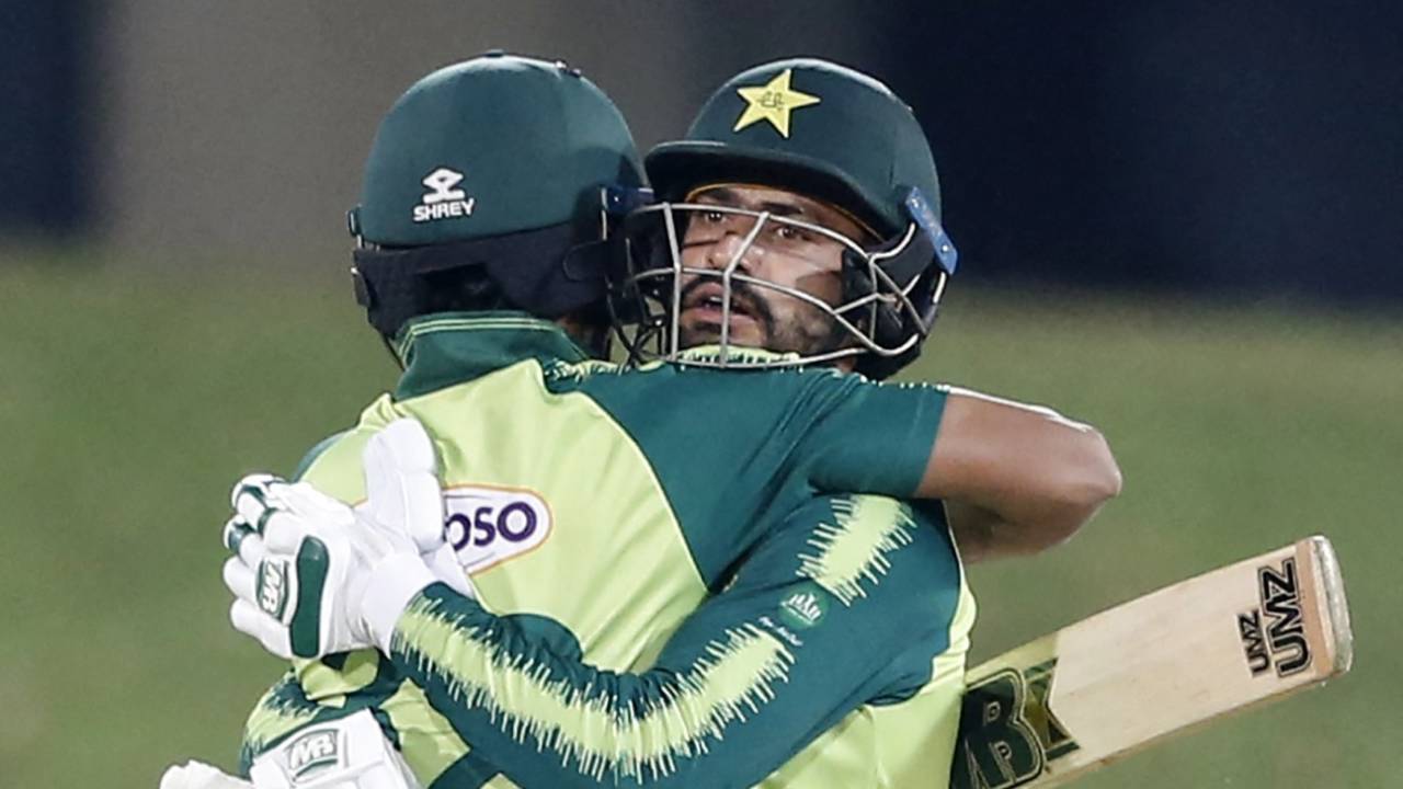 Mohammad Nawaz gets a hug from Hasan Ali after Pakistan crossed the line, South Africa vs Pakistan, 4th T20I, Centurion, April 16, 2021