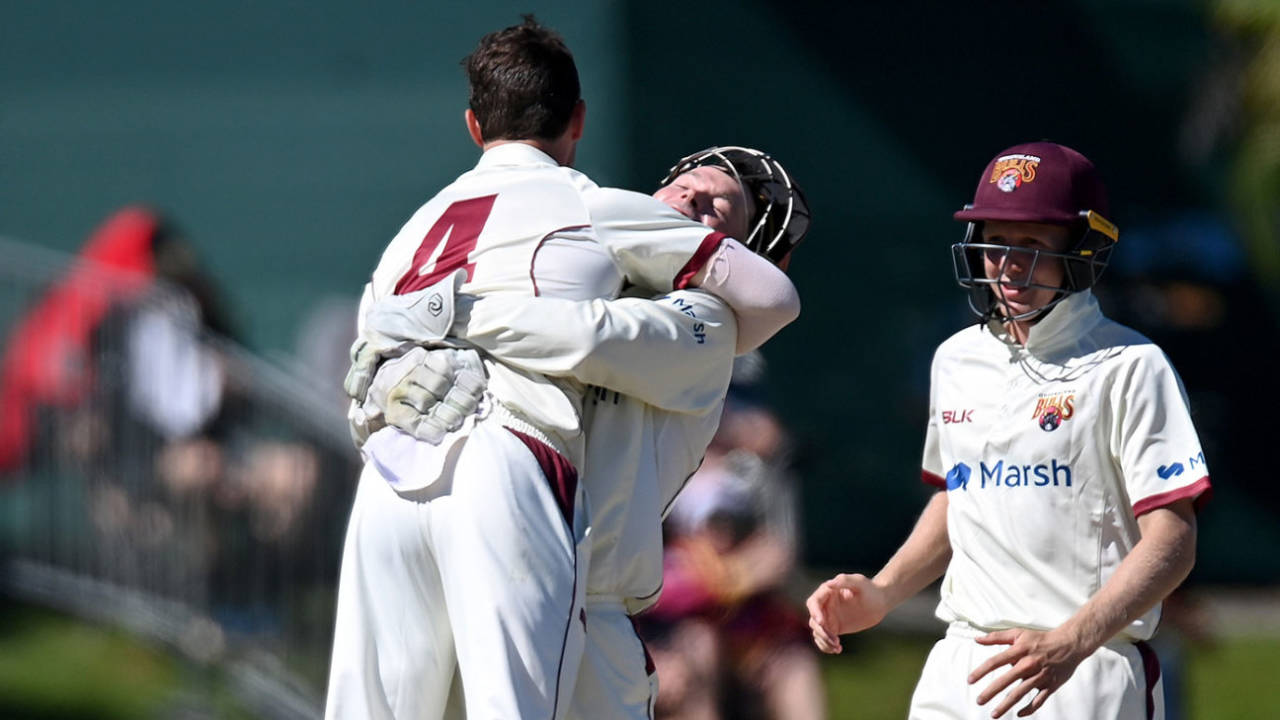 Jimmy Peirson celebrates with Mitchell Swepson, Queensland vs New South Wales, Sheffield Shield final, Allan Border Field, April 18, 2021