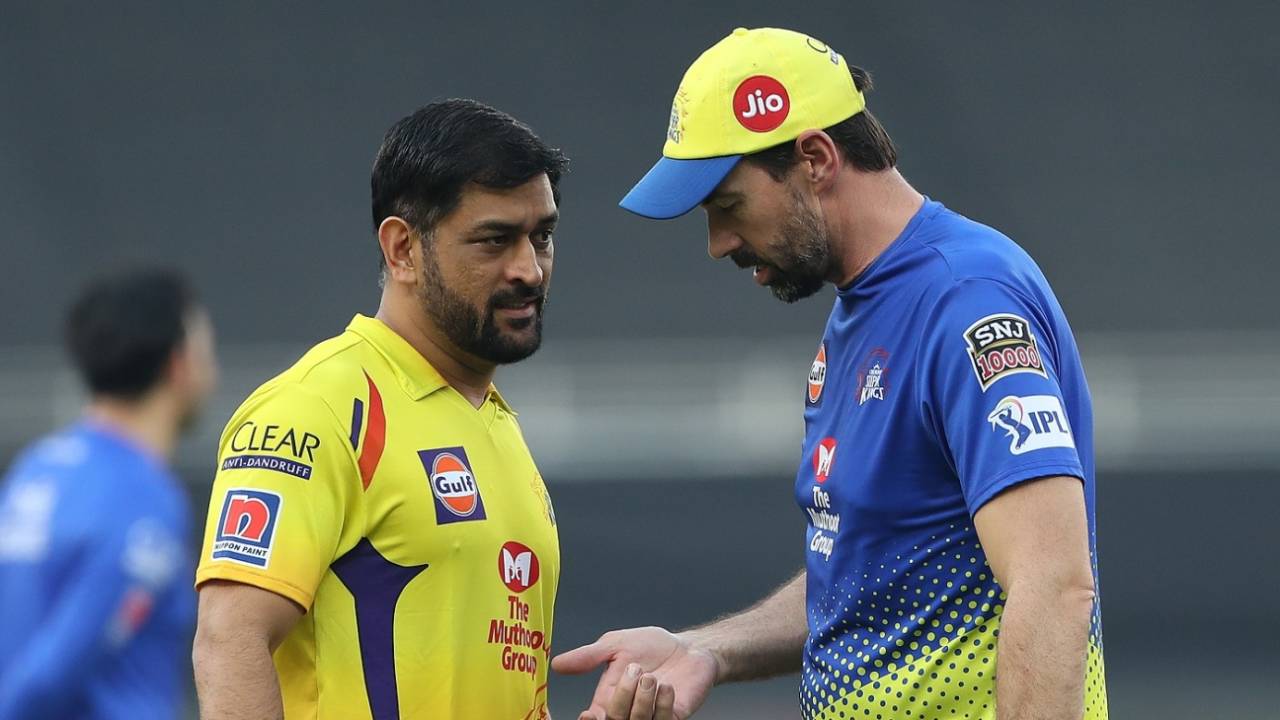 Stephen Fleming chats with MS Dhoni, Dubai, October 4, 2020