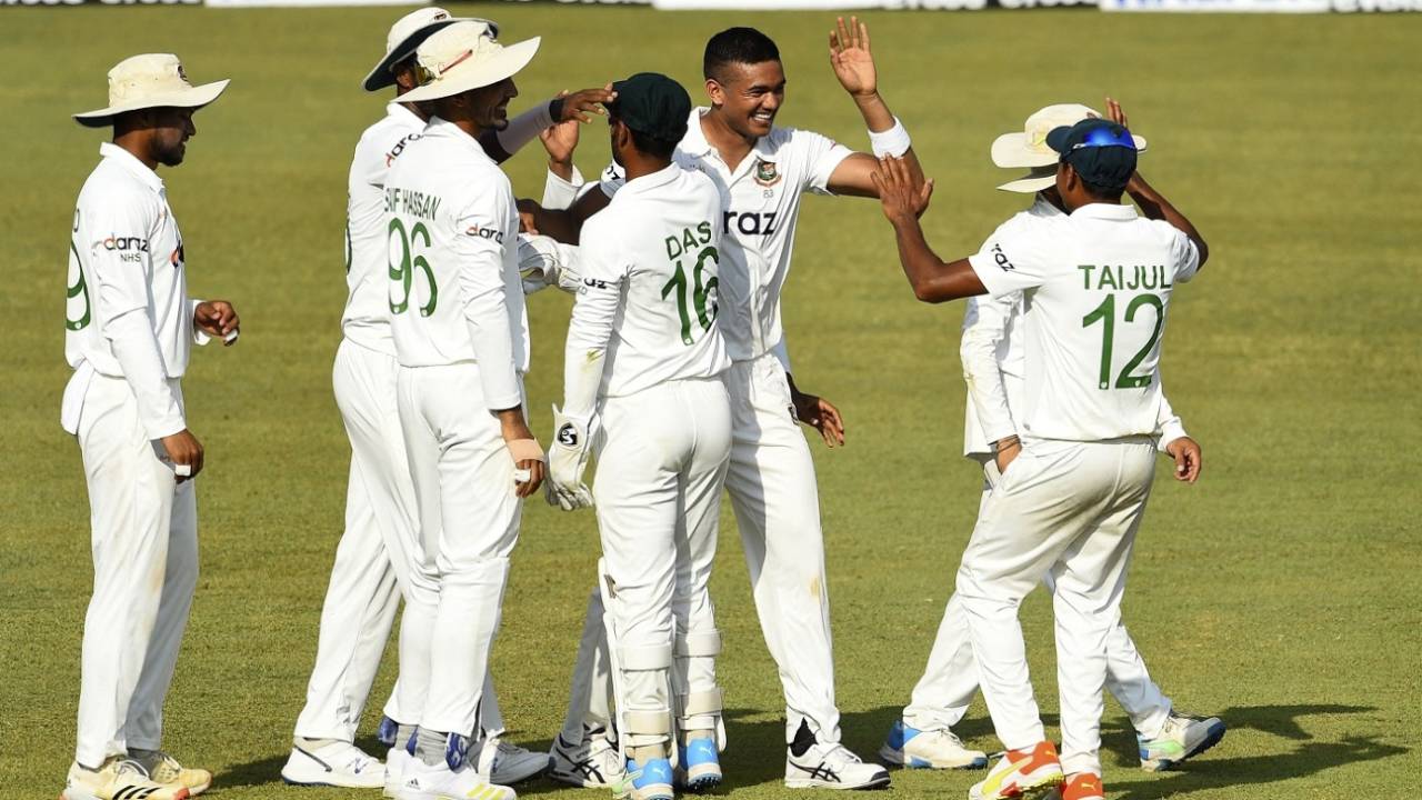 Taskin Ahmed celebrates with team-mates after taking the wicket of Oshada Fernando, Sri Lanka vs Bangladesh, 1st Test, Pallekele, 3rd day, April 23, 2021