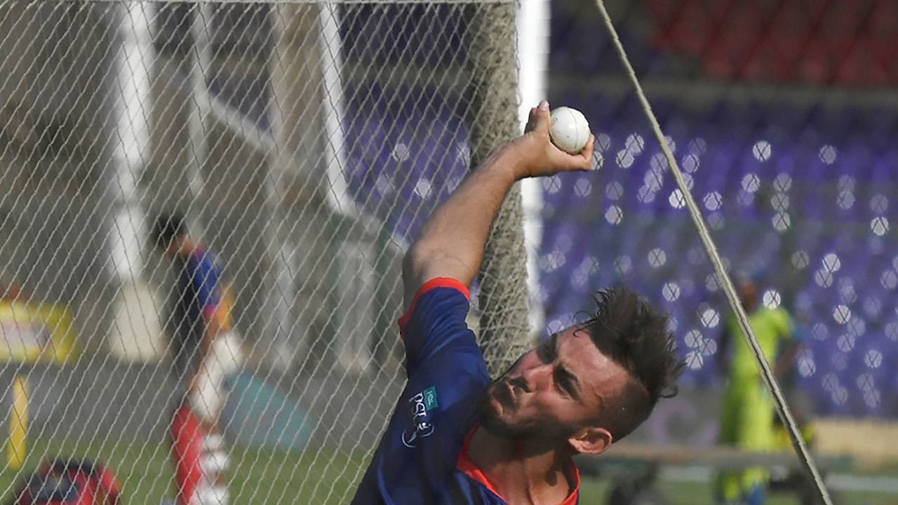 Aaron Summers bowls during a Karachi Kings training session