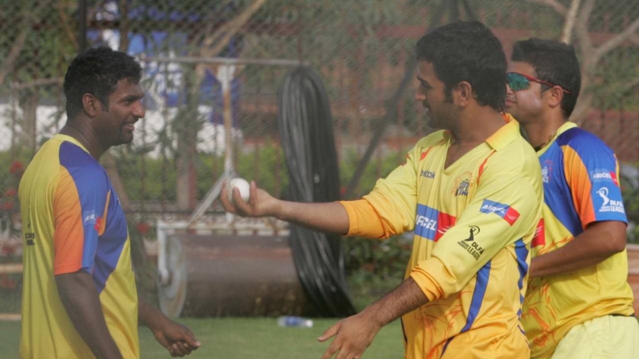 आईपीएल के पहले तीन सीज़न में मुरलीधरन के धोनी की अगुवाई में चेन्नई सुपर किंग्स का प्रतिनिधित्व किया था&nbsp;&nbsp;&bull;&nbsp;&nbsp;Hindustan Times via Getty Images