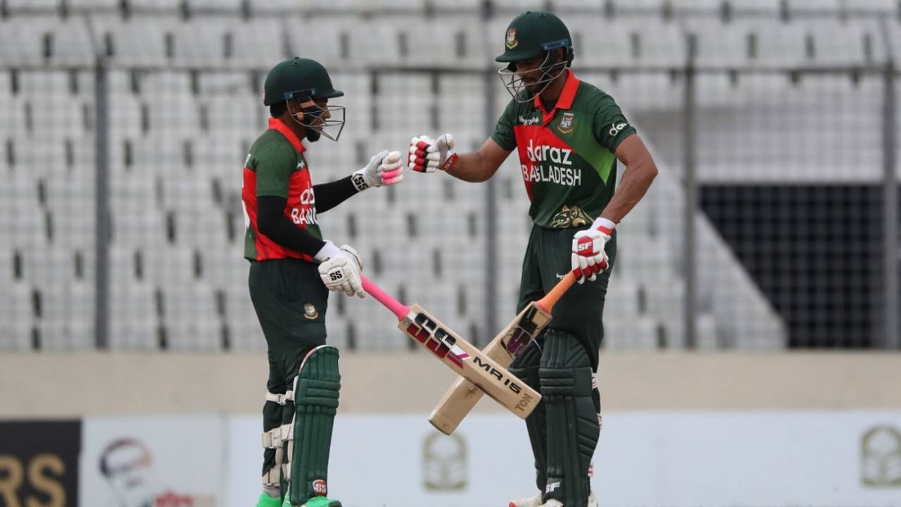 Mushfiqur Rahim and Mahmudullah bump fists during their 87-run stand, Bangladesh vs Sri Lanka, 2nd ODI, Dhaka, May 25, 2021