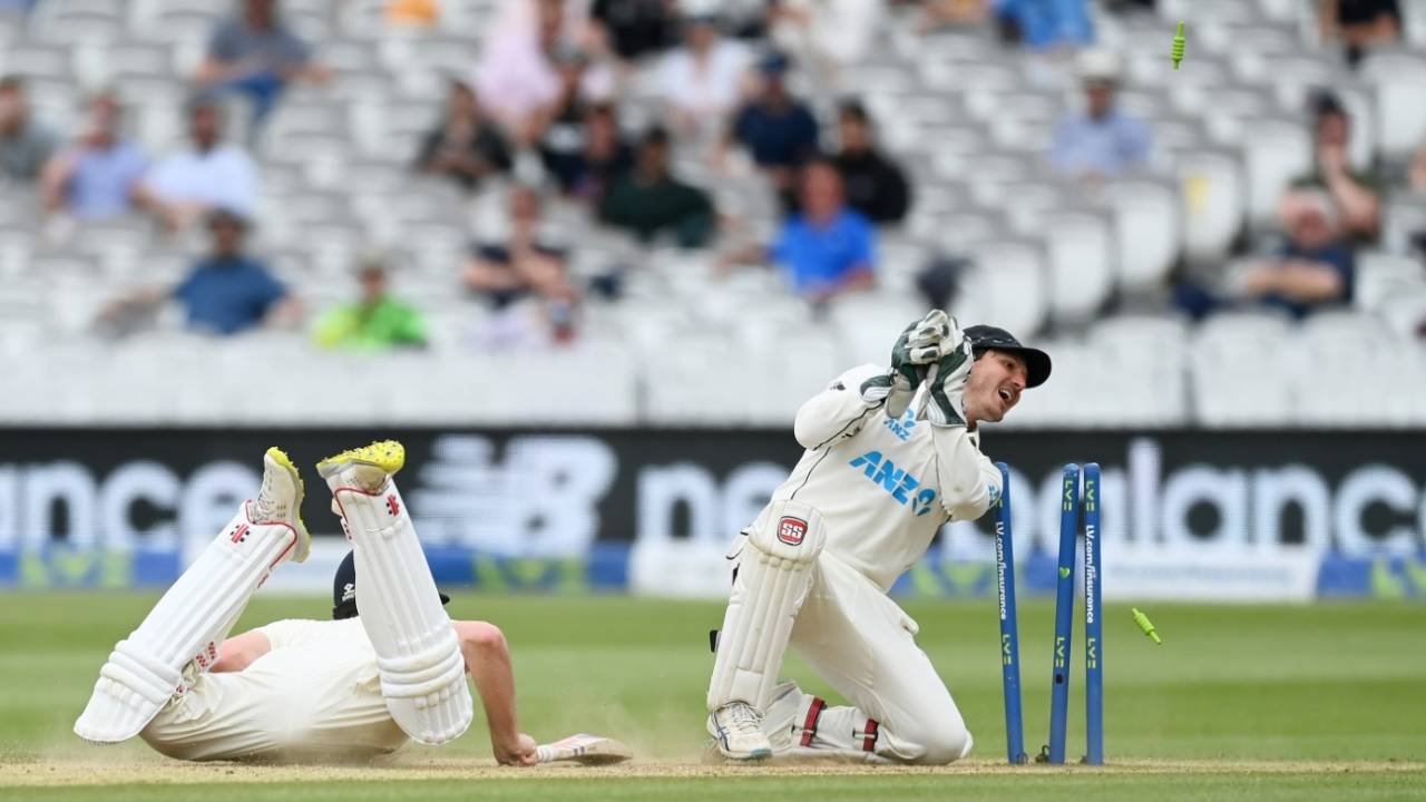 BJ Watling attempts to run Dom Sibley out, England vs New Zealand, 1st Test, Lord's, 5th day, June 6, 2021