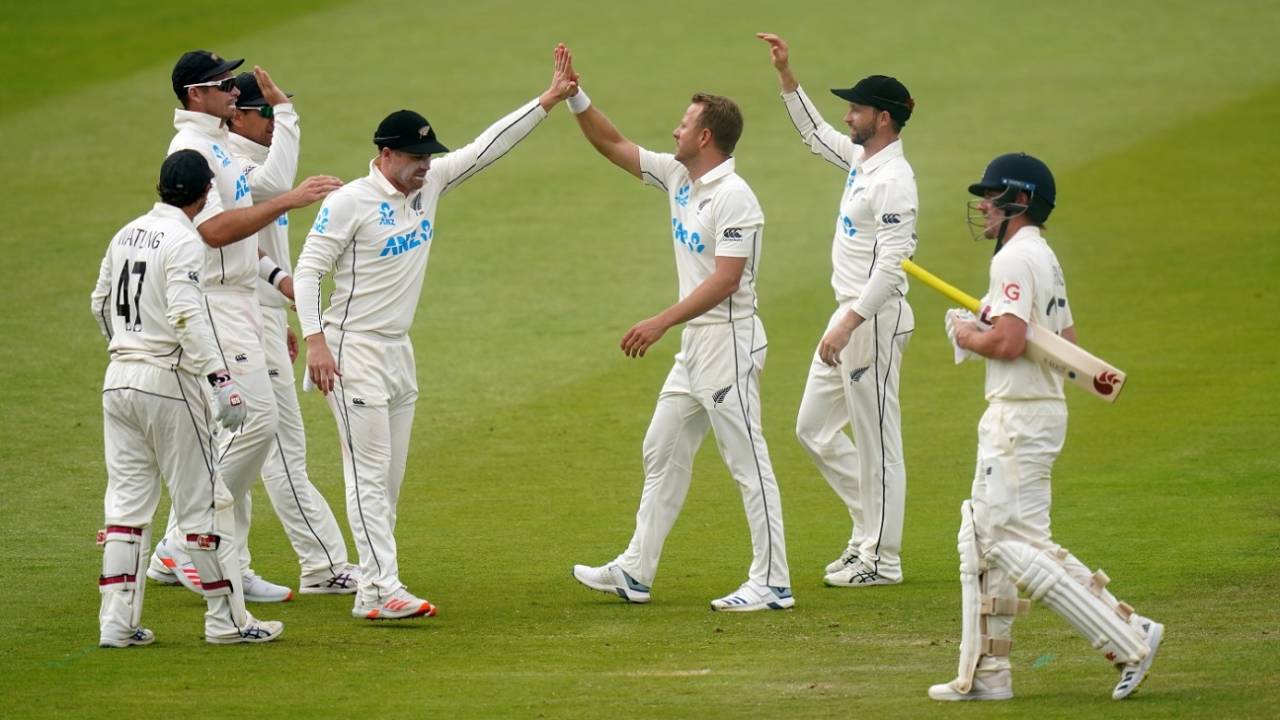 Neil Wagner celebrates with team-mates after claiming the wicket of Rory Burns&nbsp;&nbsp;&bull;&nbsp;&nbsp;Getty Images