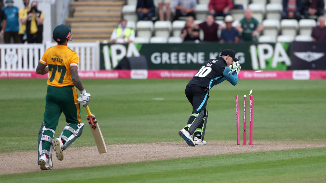 Ben Cox runs Peter Trego out to seal a tie, Worcestershire vs Nottinghamshire, Vitality Blast, New Road, June 9, 2021
