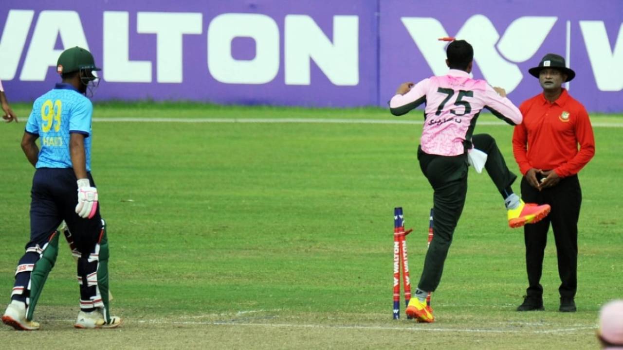 Shakib Al Hasan kicks the stumps in anger after having an lbw appeal turned down by umpire Imran Parvez, Dhaka Premier Division T20, Mohammedan Sporting vs Abahani Limited, Dhaka, June 11, 2021
