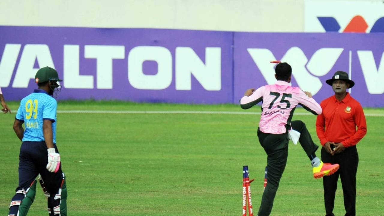 Shakib Al Hasan kicks the stumps in anger after having an lbw appeal turned down by umpire Imran Parvez, Dhaka Premier Division T20, Mohammedan Sporting vs Abahani Limited, Dhaka, June 11, 2021

