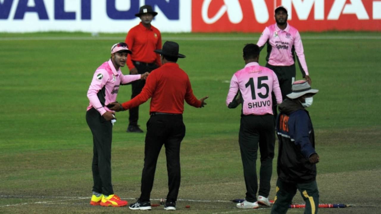 Shakib Al Hasan argues with umpire Mahfuzur Rahman, Dhaka Premier Division T20, Mohammedan Sporting vs Abahani Limited, Dhaka, June 11, 2021
