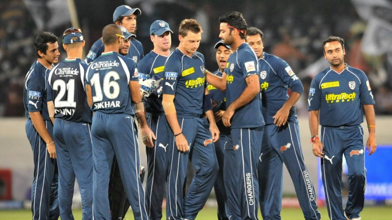 The Deccan Chargers players gather mid-pitch, Deccan Chargers v Delhi Daredevils, IPL 2011, Hyderabad, May 5, 2011