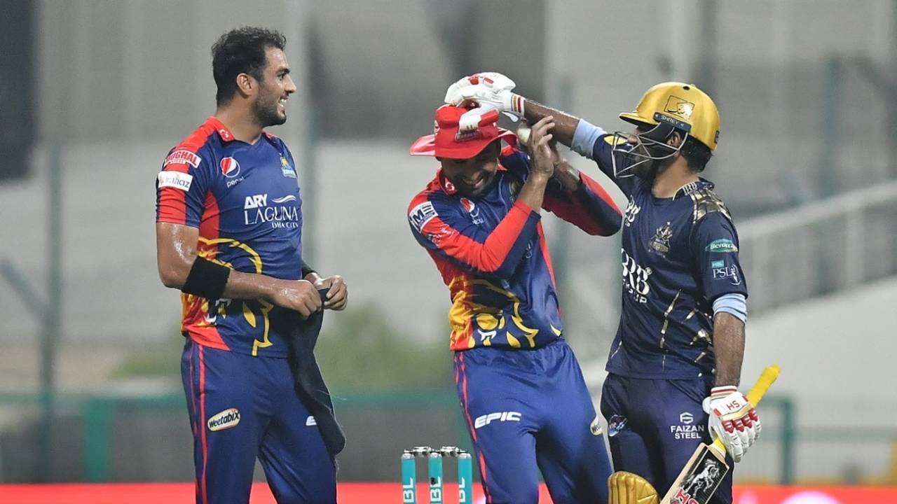 Sarfaraz Ahmed and Danish Aziz share a light moment, Karachi Kings vs Quetta Gladiators, PSL 2021, June 19, 2021