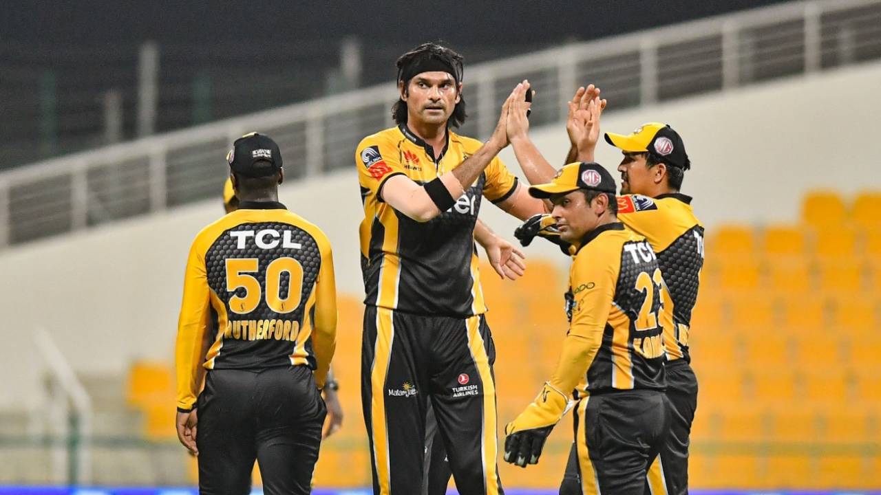 Mohammad Irfan finished with 1 for 21 before going down with cramps&nbsp;&nbsp;&bull;&nbsp;&nbsp;Pakistan Super League