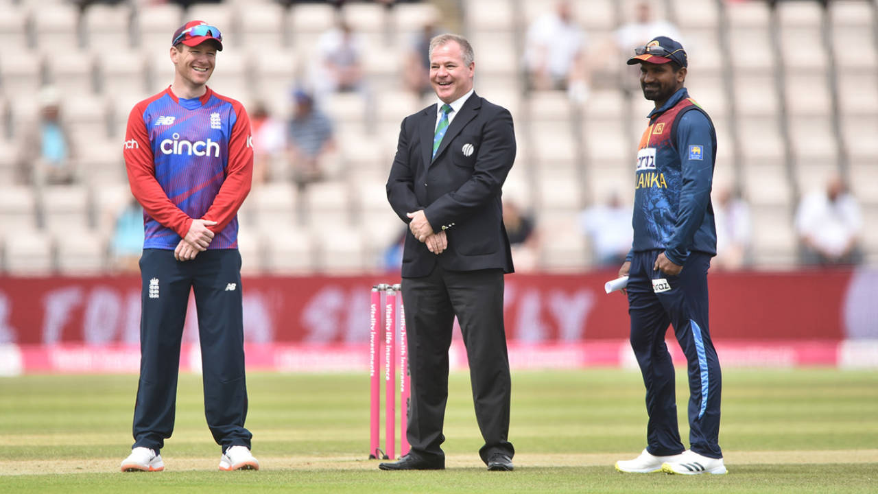 Phil Whitticase with the captains at the toss for the third T20I&nbsp;&nbsp;&bull;&nbsp;&nbsp;AFP/Getty Images