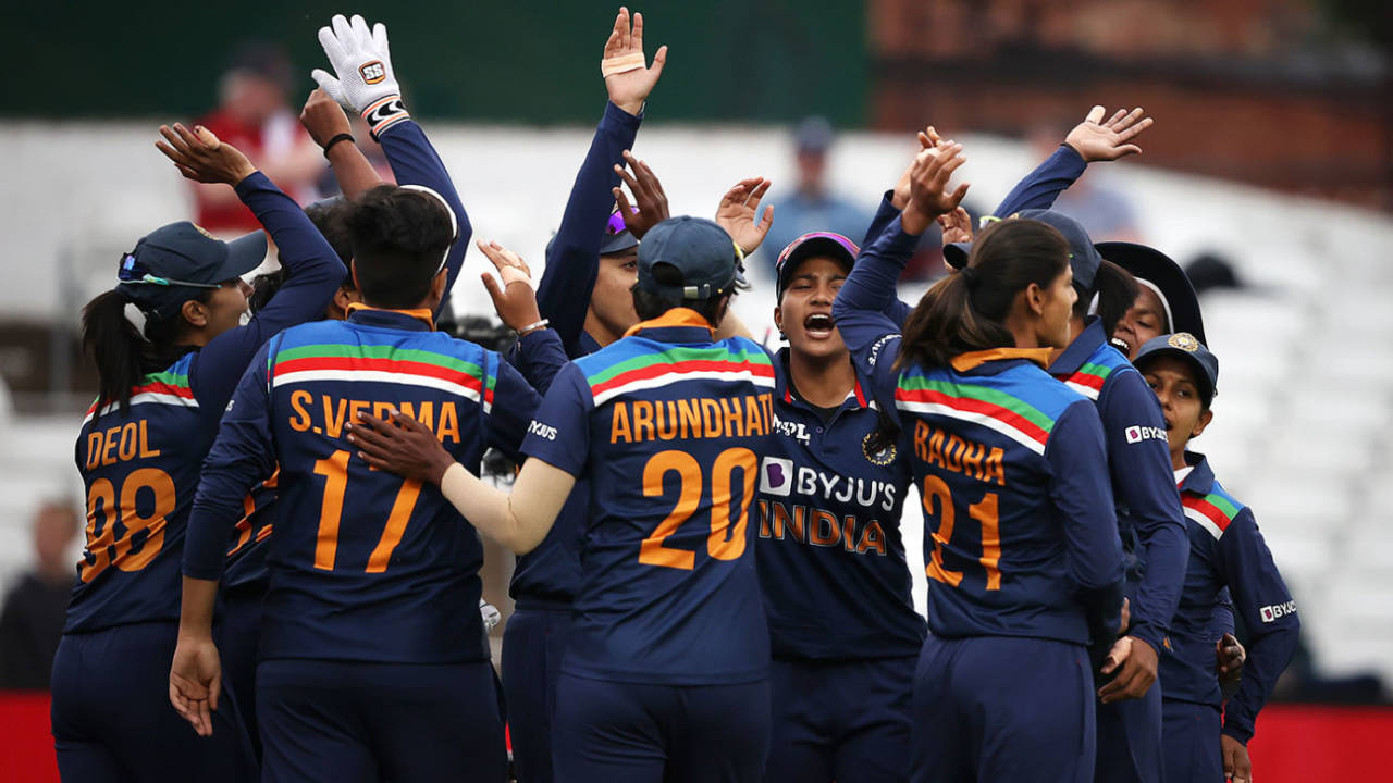 India head onto the field to face England, England vs India, Women's 1st T20I, Northampton, July 09, 2021