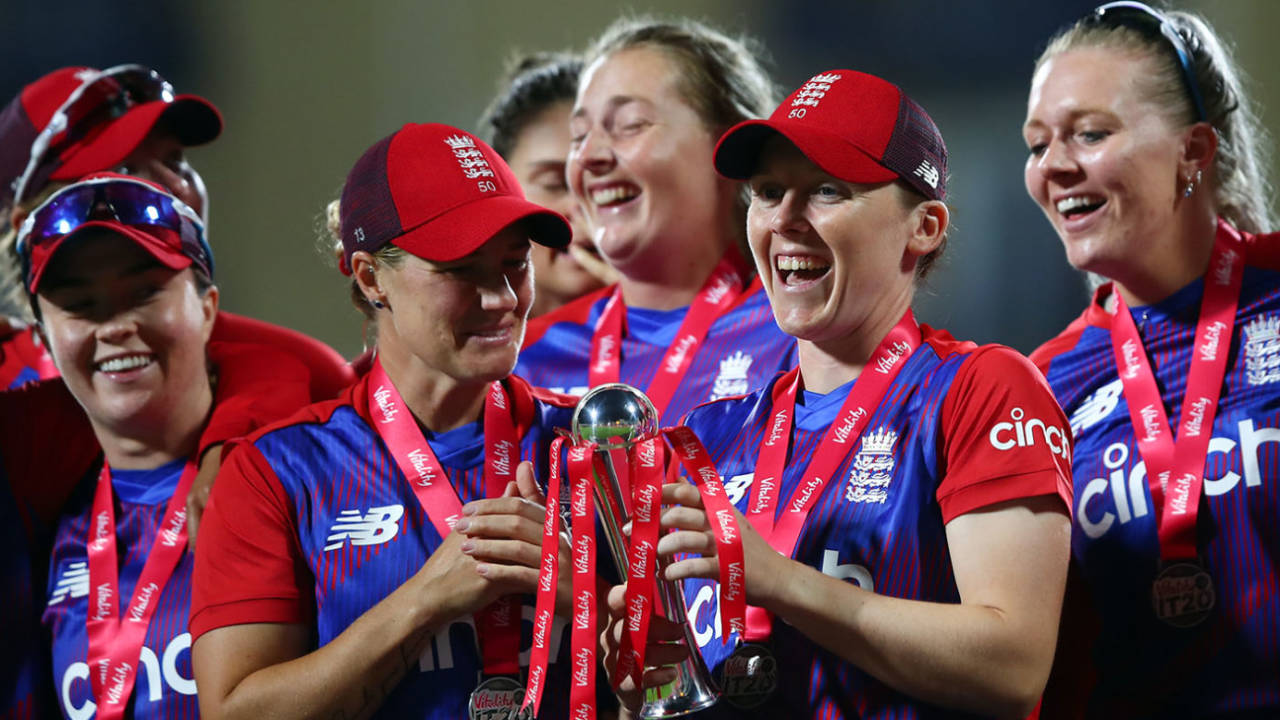 Heather Knight lifts the trophy after the 3rd T20I against India&nbsp;&nbsp;&bull;&nbsp;&nbsp;Getty Images