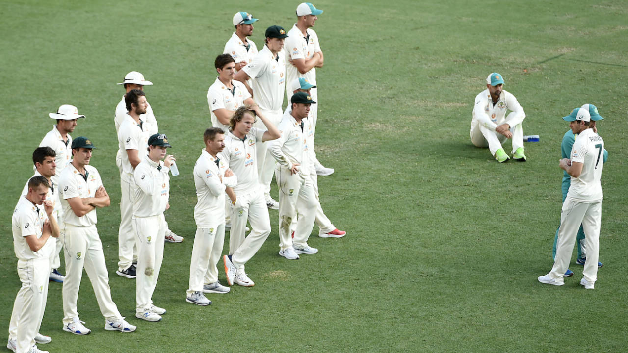 Tim Paine speaks to his players, Australia vs India, 4th Test, Brisbane, 5th day, January 19, 2021