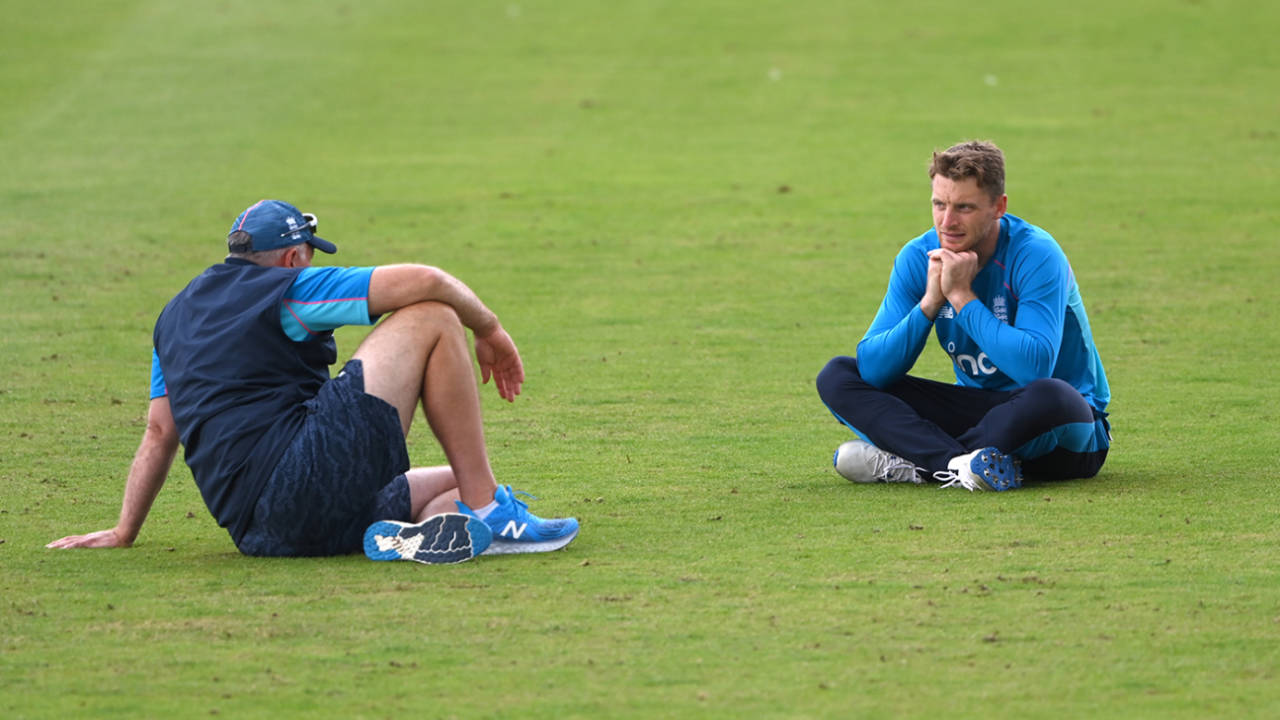 इंग्लैंड क्रिकेट टीम के अभ्यास के दौरान जॉस बटलर से बात करते हुए कोच क्रिस सिल्वरवुड&nbsp;&nbsp;&bull;&nbsp;&nbsp;Getty Images
